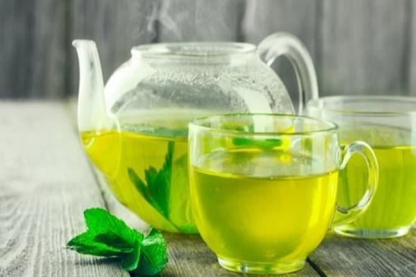 8 نوشیدنی گیاهی که آب روی آتش برای گلودرد هستند