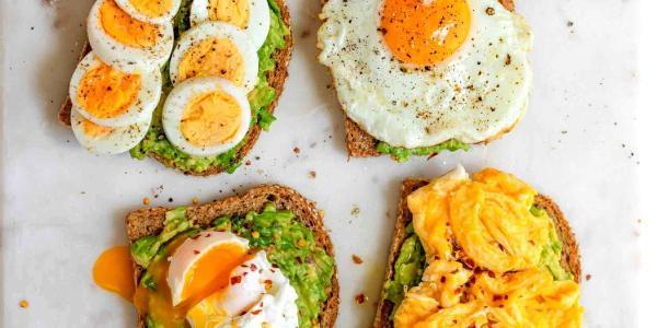 طرز تهیه تست آووکادو برای سرو در کنار تخم مرغ