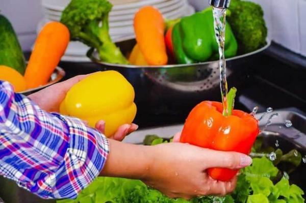 نحوه صحیح شست وشوی میوه و سبزی نحوه صحیح شست وشوی میوه و سبزی