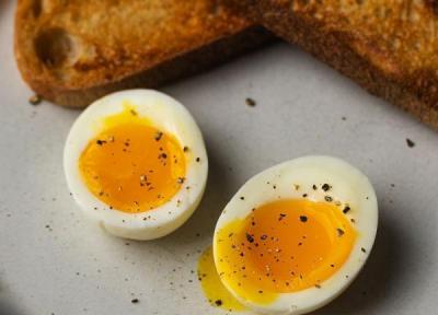3 طرز تهیه تخم مرغ آب پز با پوست، پوچد اگ (بدون پوست) و مخلوط